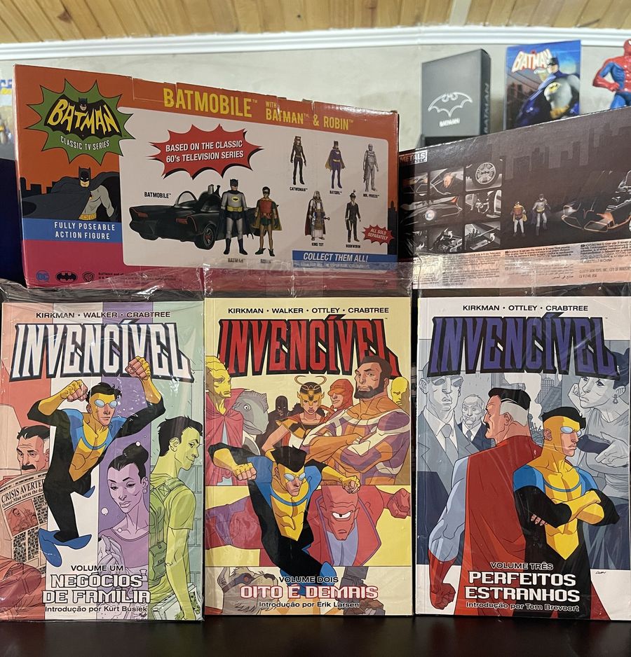 Os três primeiros volumes de Invencível expostos na loja