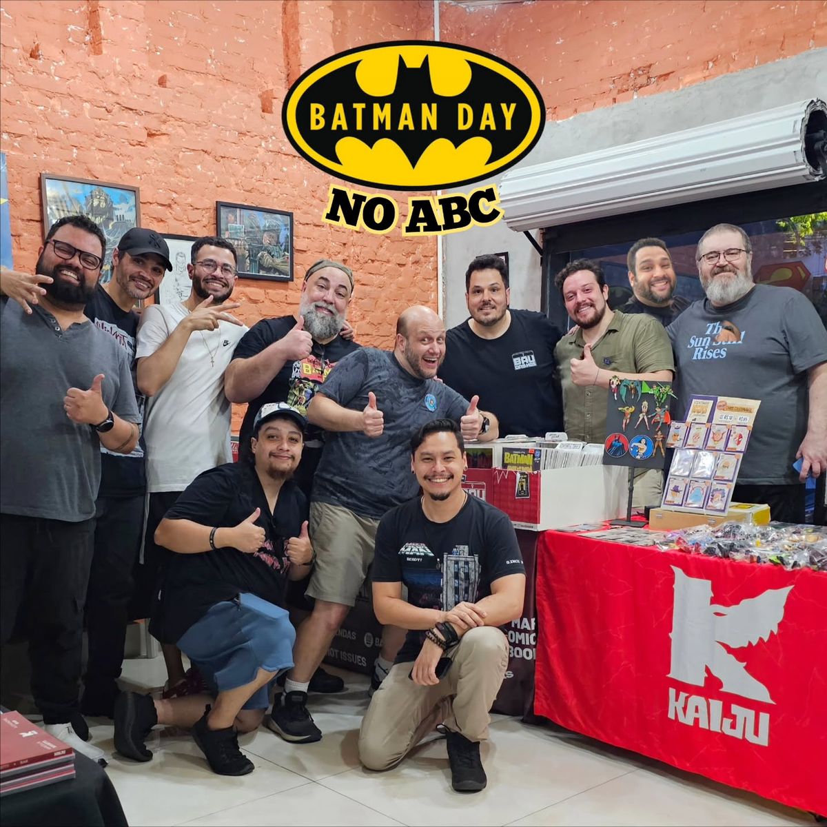 Clientes, parceiros e o Luis reunidos no Batman Day no ABC, dentro da loja