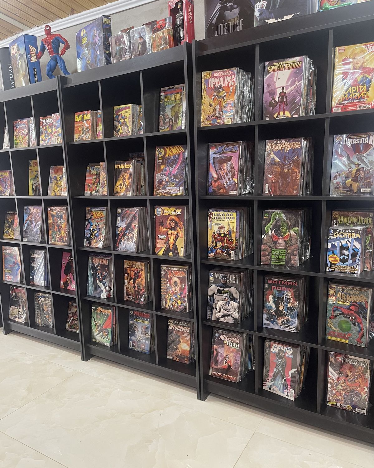 Parede de estantes com HQs da Maximus Comicshop