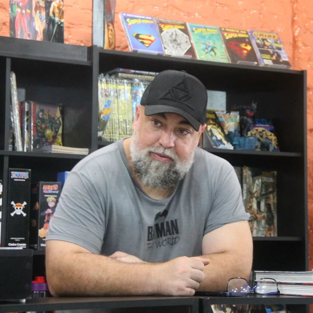 Luis Maximus no balcão da loja